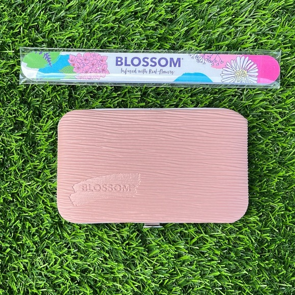 BLOSSOM Manicure Set - Picture 4 of 6